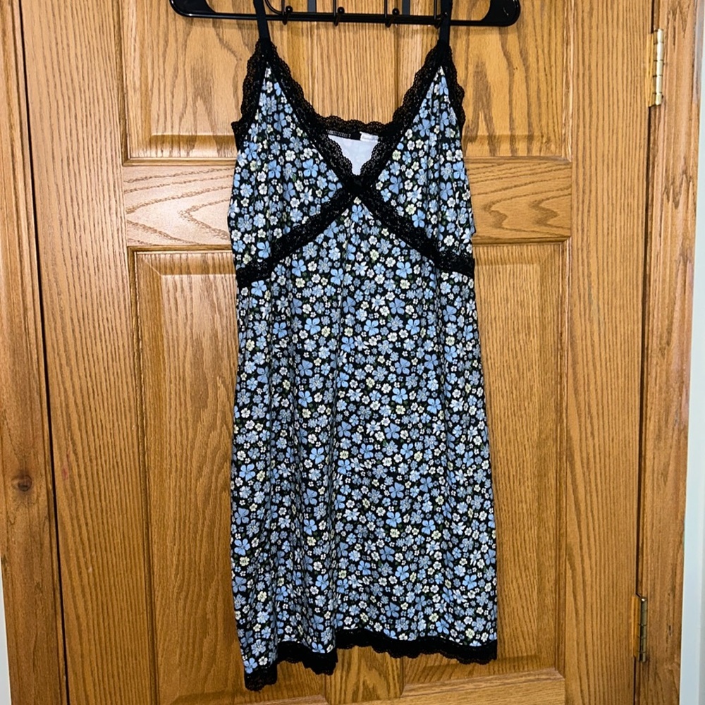 Black/blue floral dress, size s. No stains/tears. Stretchy with lace details.
